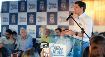 Daniel Vilela assina ordem de serviço para pavimentação da GO-469, entre Abadia de Goiás e Aragoiânia